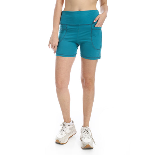 women sport short with side pockets