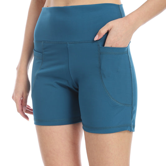 women sport short with side pockets