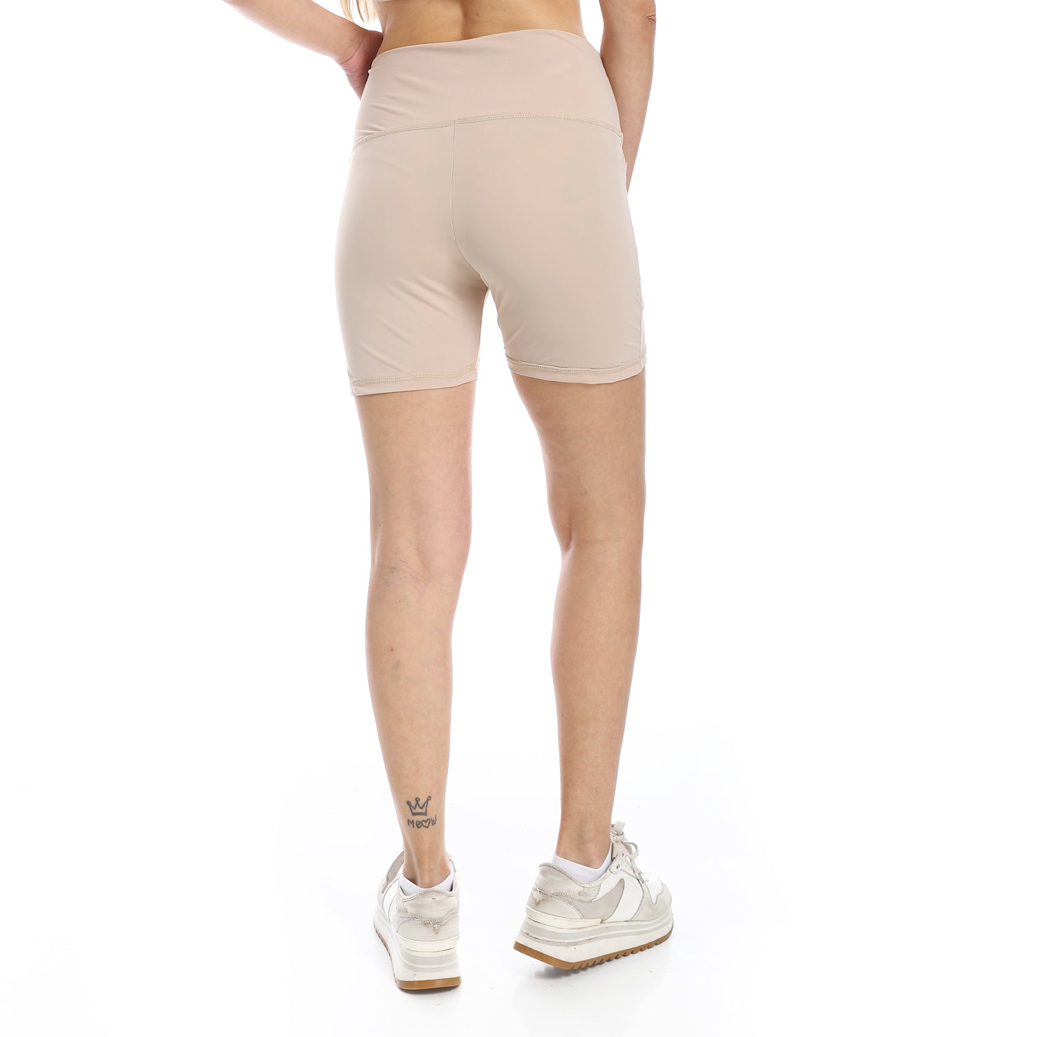 women sport short with side pockets-شورت رياضي نسائي بجيوب مناسب لاداء التمارين 
