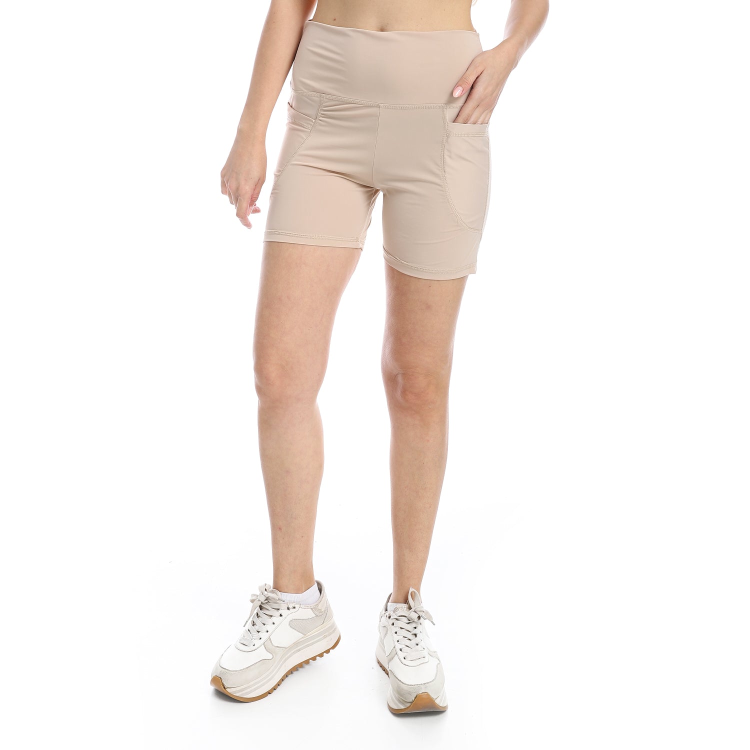 women sport short with side pockets-شورت رياضي نسائي بجيوب مناسب لاداء التمارين 